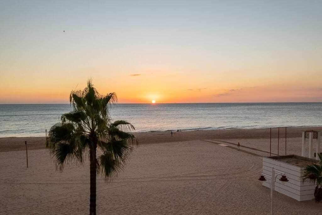 Preciado apartamento con vistas frontales al mar Cádiz Exterior foto